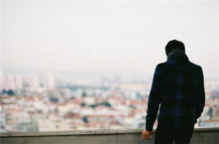 為愛容易自虐的星座男